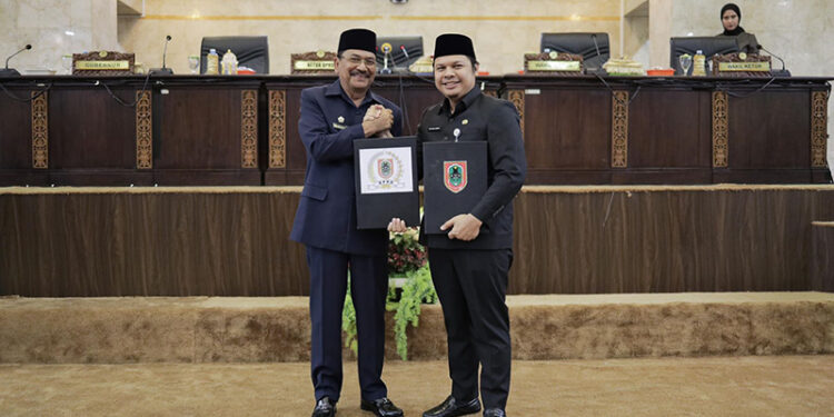 KETUA DPRD Kalsel H Supian HK dan Sekretaris Daerah Kalsel Ir Roy Rizali Anwar berfoto bersama usai penandatanganan Raperda tentang Perlindungan dan Pemberdayaan Koperasi dan Usaha Kecil.
