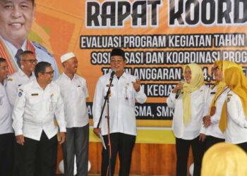 GUBERNUR Kalimantan Selatan H Sahbirin Noor berdialog dengan para guru saat menghadiri Rapat Koordinasi Evaluasi Program Kegiatan Tahun 2023, Sosialisasi dan Koordinasi Tahun 2024 dan Perencanaan Program Tahun 2025 di Kiram Park.