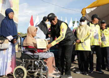 GUBERNUR Kalsel Sahbirin Noor memberikan hadiah tongkat kepada seorang penyandang disabilitas.