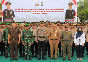 ASISTEN pemerintahan dan Kesra H Zainal Abidin SSos MM dan Kapolres Tapin AKBP Sugeng Priyanto SIK berfoto bersama usai apel pergeseran pasukan pengamanan tahapan pemilu 2024, Senin (12/2).