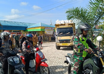 SUASANA pendistribusian logistik di Kecamatan Tapin Utara, Selasa (13/2).