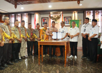 KESEPAKATAN-PJ Bupati Tapin M Syarifuddin MPd dan Bupati Bantul Abdul Halim Muslih, saat penandatanganan kesepakatan bersama tentang pendampingan pelaksanaan manajemen talenta dan sistem aplikasi kepegawaian. 