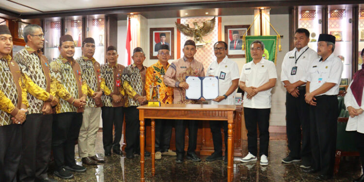 KESEPAKATAN-PJ Bupati Tapin M Syarifuddin MPd dan Bupati Bantul Abdul Halim Muslih, saat penandatanganan kesepakatan bersama tentang pendampingan pelaksanaan manajemen talenta dan sistem aplikasi kepegawaian. 