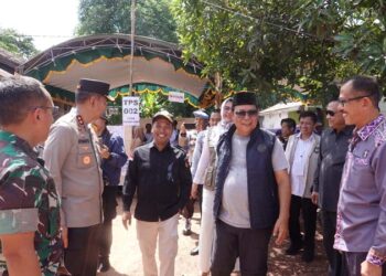 GUBERNUR Sahbirin Noor bersama Ketua KPU, Ketua Bawaslu dan jajaran Forkopimda Kalsel saat memantau TPS 002 di Desa Tungkaran, Kabupaten Banjar. 