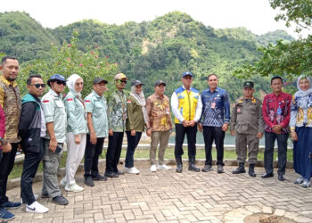 PJ Bupati Tapin M Syarifuddin bersama Sekretaris Daerah H Sufiansyah saat melakukan monitoring bersama Kepala BWS III Putu Edy Purna Wijaya di kediaman dinas bupati, Kamis (15/2).