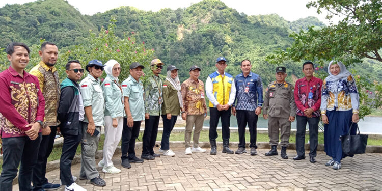 PJ Bupati Tapin M Syarifuddin bersama Sekretaris Daerah H Sufiansyah saat melakukan monitoring bersama Kepala BWS III Putu Edy Purna Wijaya di kediaman dinas bupati, Kamis (15/2).