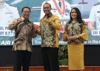 GUBERNUR Kalimantan Selatan H Sahbirin Noor menyerahkan cinderamata kepada Kolonel Pnb Vincentius Endy Hadi Putra (mantan Danlanud Sjamsudin Noor Banjarmasin.