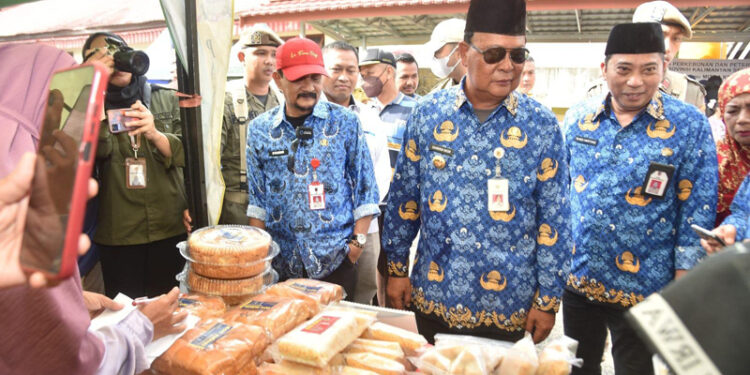GUBERNUR H Sahbirin Noor didampingi Pjs Bupati Tala H Syamsir Rahman saat memantau pasar di Pelaihari, Tala.