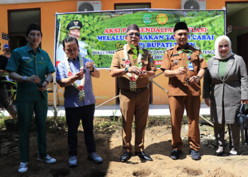 PJ Bupati Tapin M Syarifuddin MPd bersama Ketua DPRD Tapin H Yamani SAK MM, Anggota DPRD Tapin H Ikhwanudin dan Hj Herny Mustika, serta Camat Tapin Tengah Hamzah Asegaf saat penanaman bibit cabai untuk pengendalian inflasi, Senin (19/2).