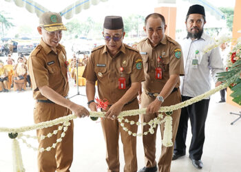 PJ Bupati Tapin M Syarifuddin MPd didampingi Sekda Dr H Sufiansyah MAP, Ketua LPTQ H Zainal Abidin SSos MM dan perwakilan Kemenag Tapin Munajaf Effendi saat memotong pita tanda diresmikannya Sekretariat MTQ Nasional ke-35 tingkat Provinsi Kalsel, Senin (19/2).