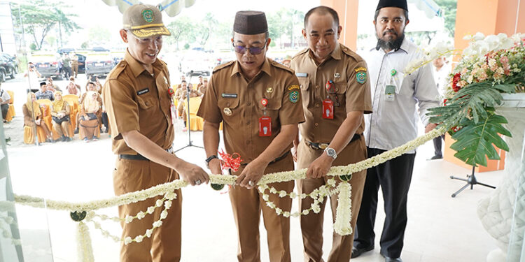 PJ Bupati Tapin M Syarifuddin MPd didampingi Sekda Dr H Sufiansyah MAP, Ketua LPTQ H Zainal Abidin SSos MM dan perwakilan Kemenag Tapin Munajaf Effendi saat memotong pita tanda diresmikannya Sekretariat MTQ Nasional ke-35 tingkat Provinsi Kalsel, Senin (19/2).