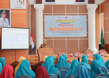 SEKDA Kabupaten Tapin Dr H Sufiansyah MAP saat membuka seminar kesehatan dalam rangka memeriahkan HGN ke-64 di aula sekretariat TP PKK, Senin (19/2).