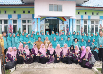 PJ Ketua TP PKK Masrupah dan jajaran berfoto bersama saat kegiatan pembinaan Posyandu Balita Desa A Yani Pura, Kecantikan Binuang, Selasa (20/2).