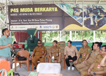 PJ Bupati Tapin M Syarifuddin MPd dan jajaran saat mengunjungi P4S Desa Pulau Pinang dan berbincang dengan petani, Selasa (20/2).