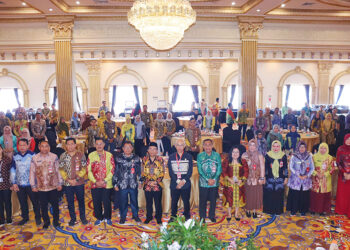 SEKDA Tapin H Sufiansyah berfoto bersama Kepala Badan Kepegawaian Negara Regional VII Banjarmasin Darmuji SSos MSI di Grand Qin Hotel Banjarbaru, Kamis (22/2).