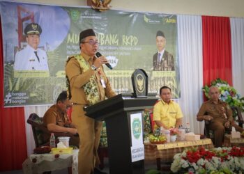 PJ Bupati Tapin M Syarifuddin MPd saat membuka kegiatan Musrenbang RKPD Kecamatan Tapin Selatan dan Salam Babaris di gedung serba guna Desa Salam Babaris, Selasa (27/2).