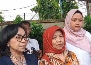 Foto kiri ke kanan, Inspektorat Jendral Kemendikbud, Chatarina Girsang; Komisioner KPAI Diyah Puspitarini; dan PLT Deputi Perlindungan Khusus Anak Kementerian PPPA, Rini Handayani.