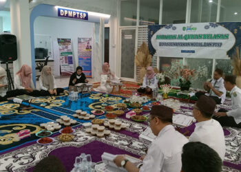 KEPALA DPMPTSP Hj Fauziah saat memimpin acara khataman Alquran yang di ikuti para ASN dan PTT di dinas setempat.