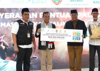 GUBERNUR Kalimantan Selatan H Sahbirin Noor saat menyerahkan bantuan untuk Palestina kepada BAZNAS RI sebesar Rp 4,4 miliar, beberapa waktu lalu. (foto:mb/adpim)