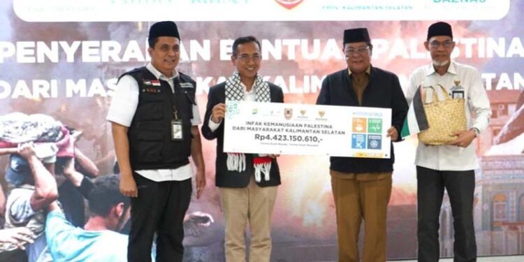 GUBERNUR Kalimantan Selatan H Sahbirin Noor saat menyerahkan bantuan untuk Palestina kepada BAZNAS RI sebesar Rp 4,4 miliar, beberapa waktu lalu. (foto:mb/adpim)