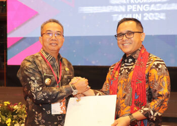 PJ Bupati Tapin M Syarifuddin MPd saat menerima Surat Keputusan Menteri PAN-RB tentang penetapan kebutuhan pegawai ASN di lingkungan instansi pemerintah TA 2024.