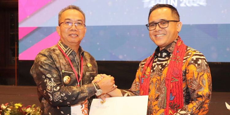 PJ Bupati Tapin M Syarifuddin MPd saat menerima Surat Keputusan Menteri PAN-RB tentang penetapan kebutuhan pegawai ASN di lingkungan instansi pemerintah TA 2024.