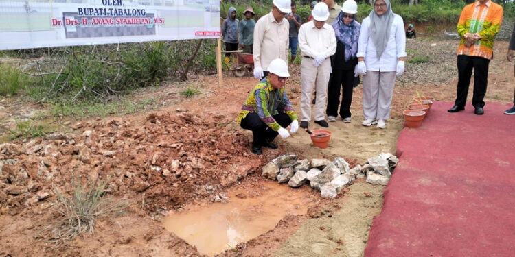 LETAKAN BATU PERTAMA - Bupati Tabalong H Anang Syakhfiani saat meletakan batu pertama pembangunan Gedung Rektorat Sekolah Tinggi Ilmu Tarbiyah Syekh Muhammad Nafis di kawasan Tanjung Green City di Jalan Nan Sarunai, Senin (11/3).