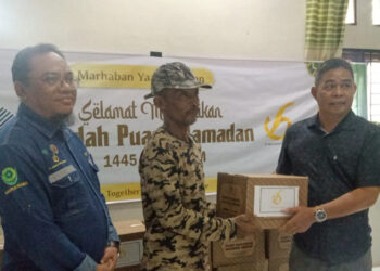 KEPALA Desa Binderang Saini saat menyerahkan paket ramadhan kepada perwakilan dhuafa disaksikan General Manager PT BRE Feri Januar Feizal.