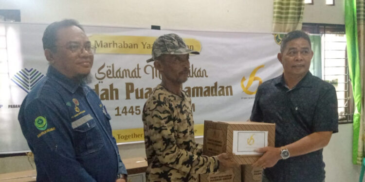 KEPALA Desa Binderang Saini saat menyerahkan paket ramadhan kepada perwakilan dhuafa disaksikan General Manager PT BRE Feri Januar Feizal.