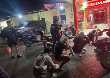 PULUHAN remaja saat diamankan Polsek Banjarmasin Tengah, Kamis (14/3) dini hari.