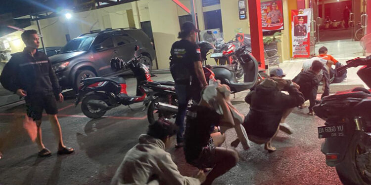 PULUHAN remaja saat diamankan Polsek Banjarmasin Tengah, Kamis (14/3) dini hari.