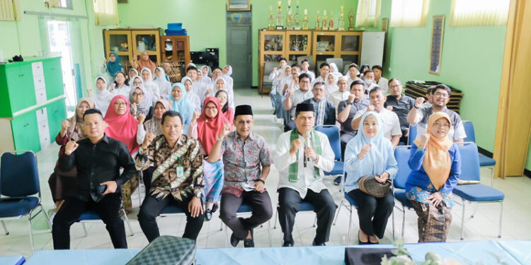 KOMISI IV DPRD Kalsel bersama dinas pendidikan dan kebudayaan saat melakukan study komparasi ke SMKN 3 Jakarta, Jumat (15/3).