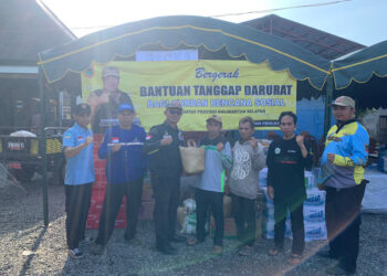 KASI Perlindungan Sosial Korban Bencana Sosial Bidang Penanganan Bencana Yovie saat menyerahkan bantuan tanggap darurat untuk korban kebakaran di Kelurahan Cempaka, Kota Banjarbaru, Minggu (17/3) pagi.