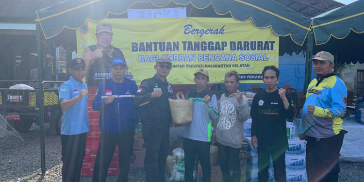 KASI Perlindungan Sosial Korban Bencana Sosial Bidang Penanganan Bencana Yovie saat menyerahkan bantuan tanggap darurat untuk korban kebakaran di Kelurahan Cempaka, Kota Banjarbaru, Minggu (17/3) pagi.