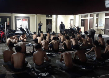 AMANKAN - Polsek Banteng saat mengamankan 38 remaja diduga pelaku aksi bali di Jalan Cempaka Raya, Minggu (17/3) dini hari. Para remaja itu juga diketahui melakukan taruhan uang sebesar Rp 500 ribu pada aksi bali tersebut.