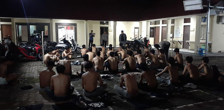 AMANKAN - Polsek Banteng saat mengamankan 38 remaja diduga pelaku aksi bali di Jalan Cempaka Raya, Minggu (17/3) dini hari. Para remaja itu juga diketahui melakukan taruhan uang sebesar Rp 500 ribu pada aksi bali tersebut.