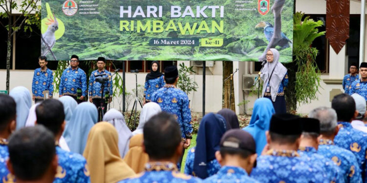 Kepala Dinas Kehutanan Provinsi Kalimantan Selatan, Hj Fathimatuzzahra saat menjadi pembina apel Hari Rimbawan ke-41 tahun 2024 di Banjarbaru.