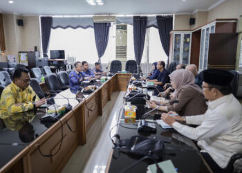 Kabag Persidangan dan Perundang-undangan Sekretariat DPRD Kalsel M Andri Yuzhar saat menerima rombongan DPRD Kabupaten­ Tabalong.