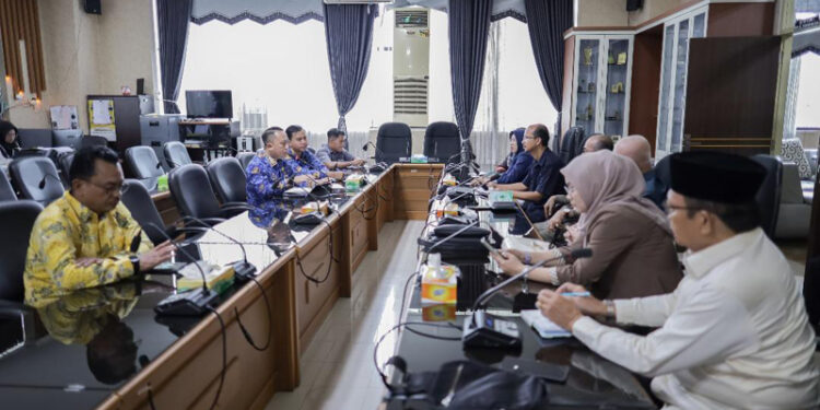 Kabag Persidangan dan Perundang-undangan Sekretariat DPRD Kalsel M Andri Yuzhar saat menerima rombongan DPRD Kabupaten­ Tabalong.