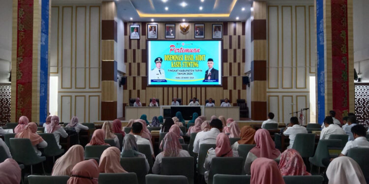 SEKDA Tapin Dr H Sufiansyah MAP saat membuka pertemuan audit kasus stunting bersama lintas sektor terkait di lingkungan pemkab setempat, Rabu (20/3).