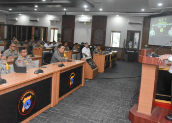 KUNJUNGI - Kompolnas saat mengunjungi Polda Kalsel dalam rangka membahas berbagai aspek, termasuk data SDM, anggaran sarpas, serta operasional Polri selama masa pesta demokrasi di Rupatama Polda Kalsel, Rabu (20/3).