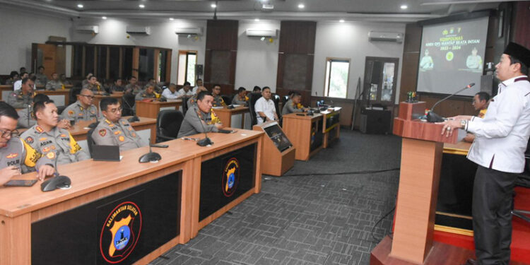 KUNJUNGI - Kompolnas saat mengunjungi Polda Kalsel dalam rangka membahas berbagai aspek, termasuk data SDM, anggaran sarpas, serta operasional Polri selama masa pesta demokrasi di Rupatama Polda Kalsel, Rabu (20/3).