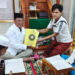 Gubernur Kalimantan Selatan, H Sahbirin Noor saat menyerahkan bantuan Alquran disela melaksanakan tadarusan Alquran bersama warga di masjid dan Mushalla.