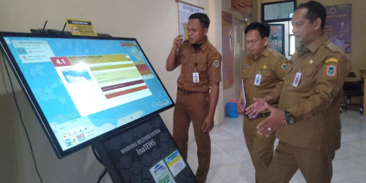 Kepala Badan Penanggulangan Bencana Daerah (BPBD) Provinsi Kalimantan Selatan, R Suria Fadliansyah didampingi Kabid Kesiapsiagaan dan Pencegahan, Bambang Dedi Mulyadi saat melihat monitor pendeteksi bencana alam gempa bumi.