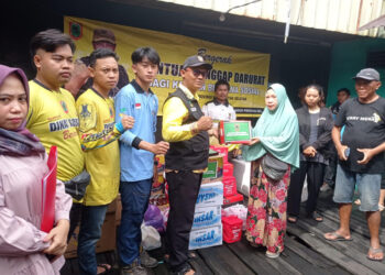 Kasi Perlindungan Sosial Korban Bencana Sosial, Bidang Penanganan Bencana Yovie saat menyerahkan bantuan tanggap darurat untuk korban kebakaran di Jalan Simpang Sei Mesa, Gang Darussalam 2, Kelurahan Seberang Masjid, Banjarmasin.