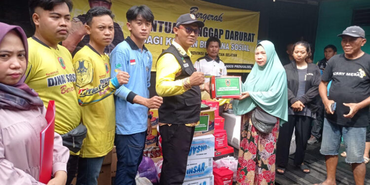 Kasi Perlindungan Sosial Korban Bencana Sosial, Bidang Penanganan Bencana Yovie saat menyerahkan bantuan tanggap darurat untuk korban kebakaran di Jalan Simpang Sei Mesa, Gang Darussalam 2, Kelurahan Seberang Masjid, Banjarmasin.