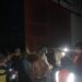 PETUGAS dari Polsek Banjarmasin Barat saat memasang garis polisi di gudang yang terbakar di Jalan Belitung Darat.