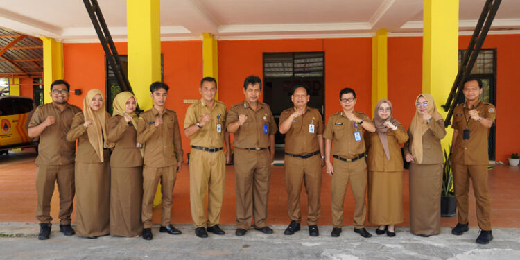 KABID Pelayanan dan Pembinaan Perpustakaan Wildan Akhyar dan tim berfoto bersama Sekretaris BPBD Provinsi Kalsel Iswantoro usai melakukan kunjungan, Senin (4/3).