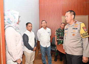 Kapolda Kalsel Irjen Pol Winarto saat mengunjungi kantor KPU,