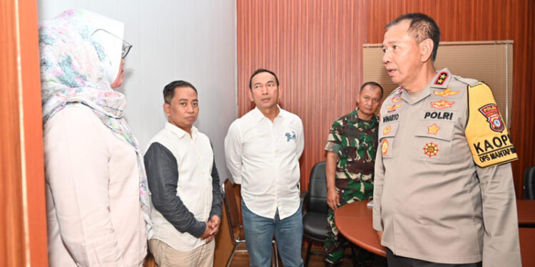 Kapolda Kalsel Irjen Pol Winarto saat mengunjungi kantor KPU,